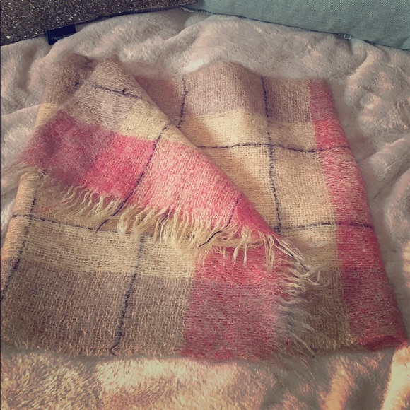 st. Michael Accessories - 🍀 3/$25 🍀 Vintage St Michael scarf